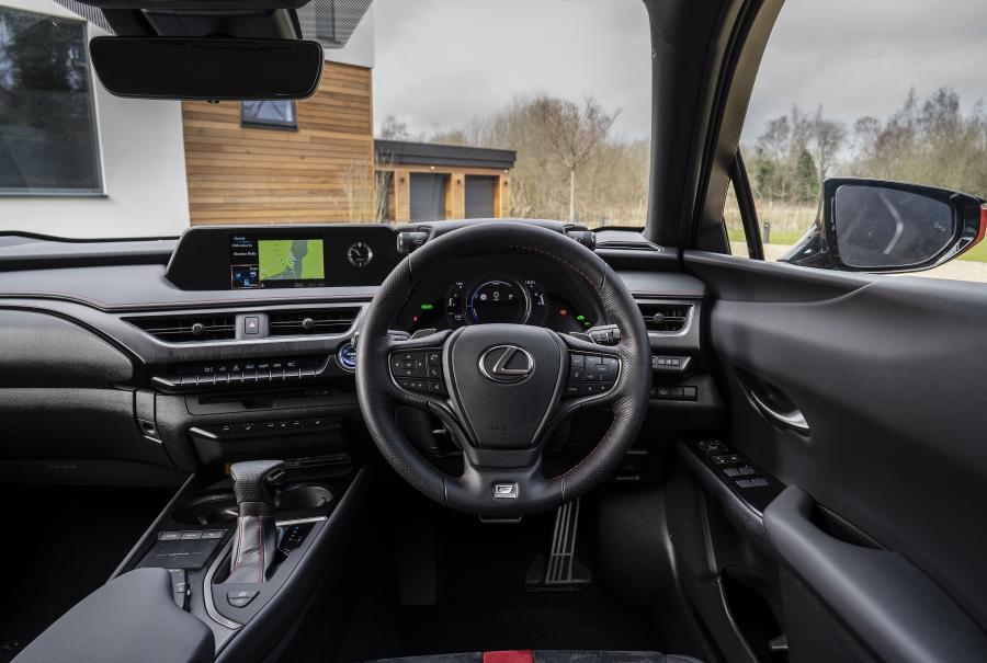 Торпедо Lexus UX250h F-Sport 2019 года  (UK) (фото 35 из 40)